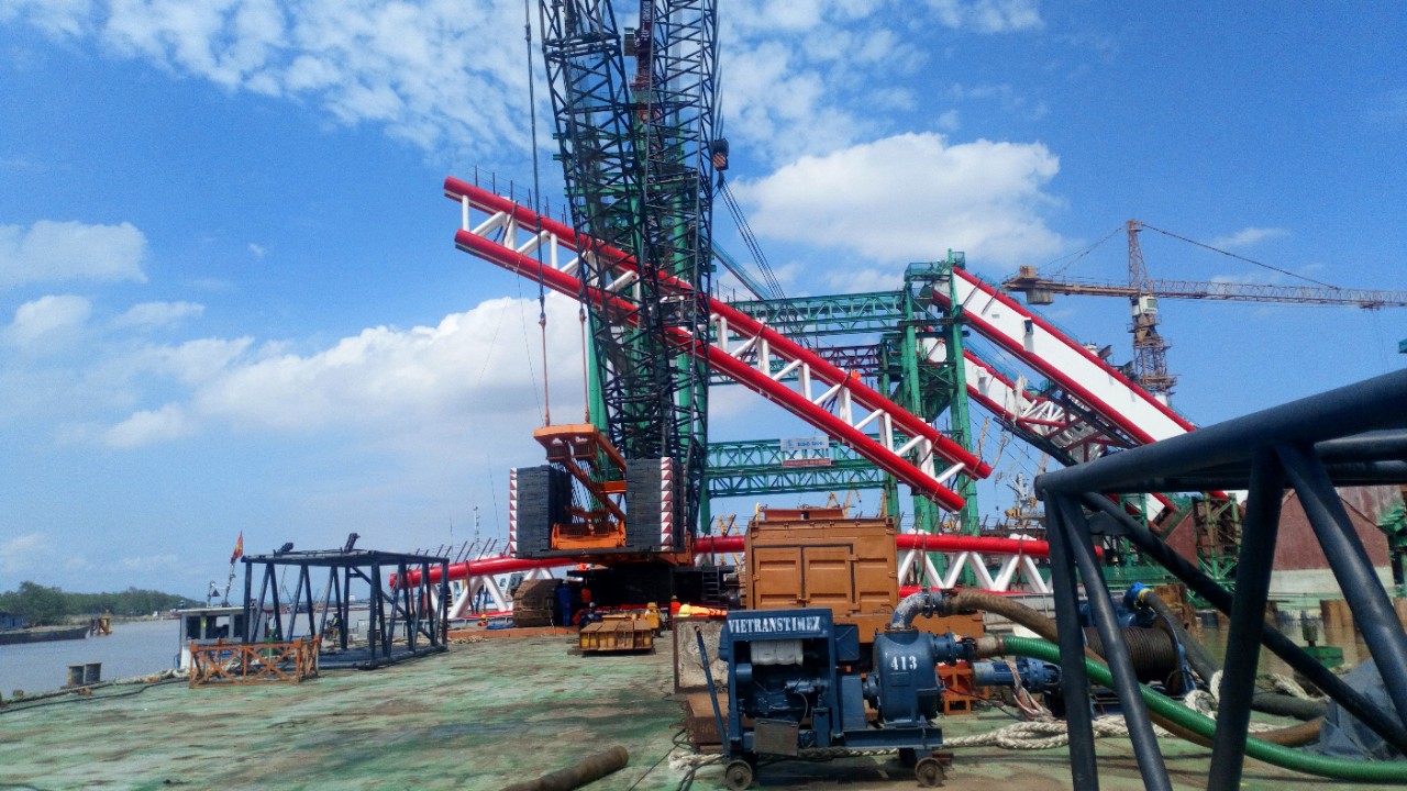 Cau_550T_dang_lap_dat_cau_HVT_-_1