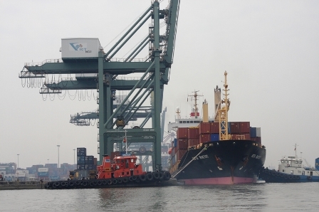 tau_lam_hang_o_cang_VICT