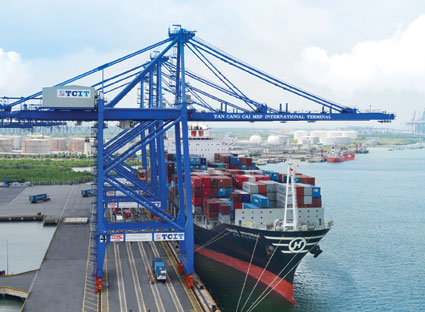 Tàu container cập Cảng quốc tế Tân Cảng - Cái Mép làm hàng.