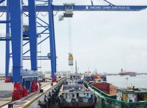 Boc_do_hang_xuong_xa_lan___Tan_Cang_Cai_Mep