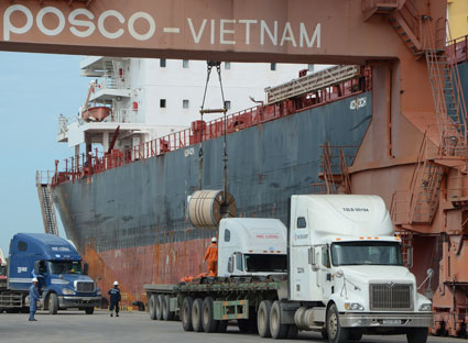 Các cảng biển đều thống nhất đề xuất tăng cường quản lý nhà nước về giá dịch vụ tại cảng biển, trong đó có việc áp dụng mức giá tối thiểu cho toàn Nhóm 5 theo mức giá hợp lý. Trong ảnh: Bốc xếp thép cuộn tại cảng chuyên dùng Posco trên sông Thị Vải, huyện Tân Thành.